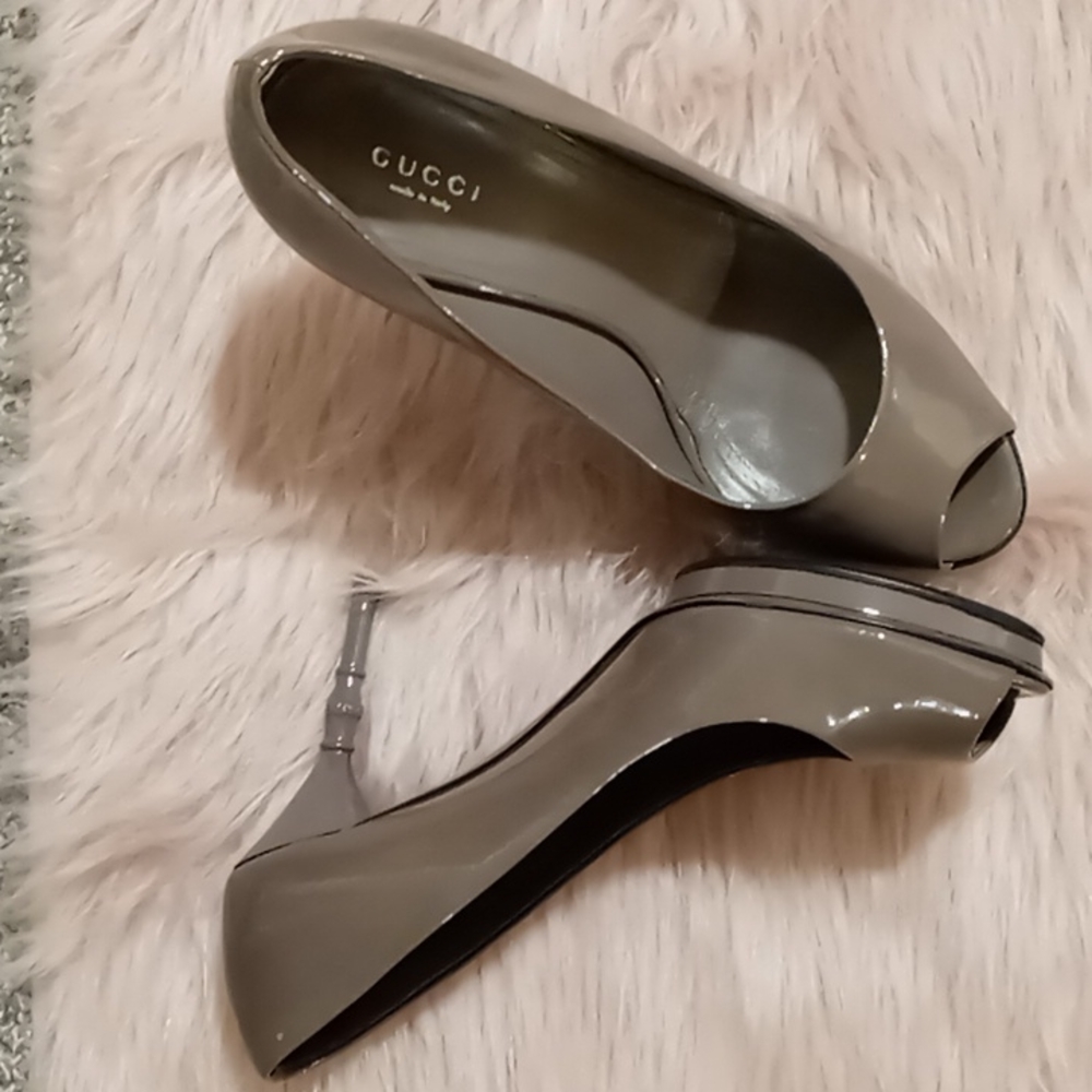 - SZ 9 GUCCI GORGEOUS  Platform Peep toe patent leather Sz 9, 39 1/2", EUC